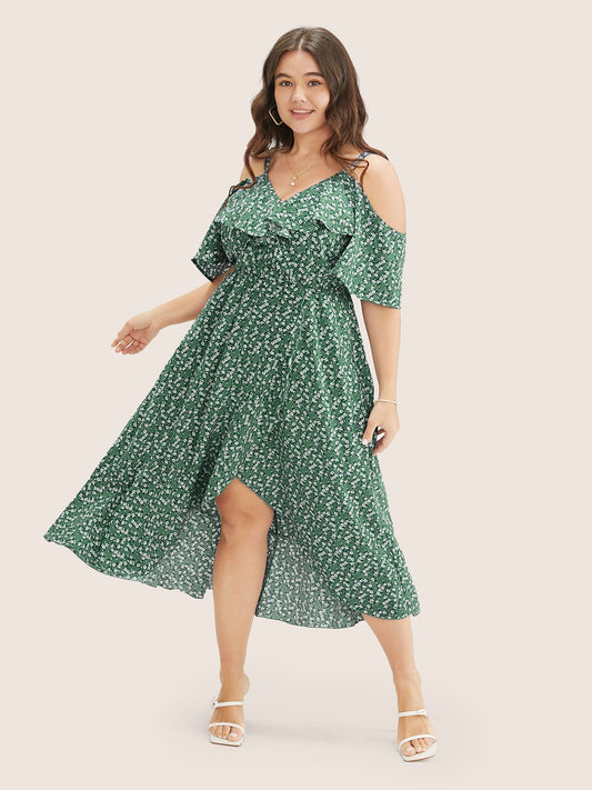 Geblümtes Wickelkleid mit Cut-Outs an den Schultern und Rüschen