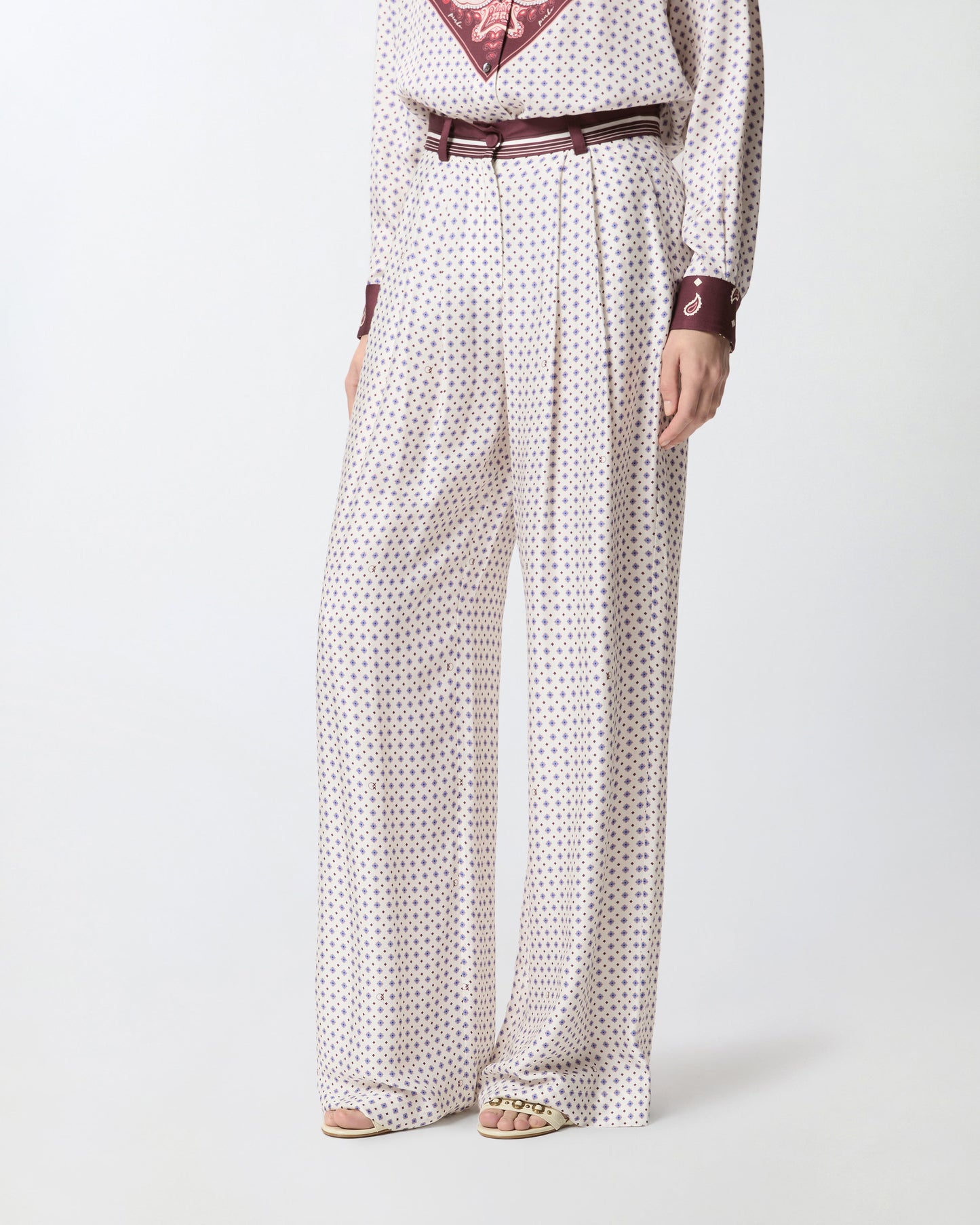 Trousers with tie motif