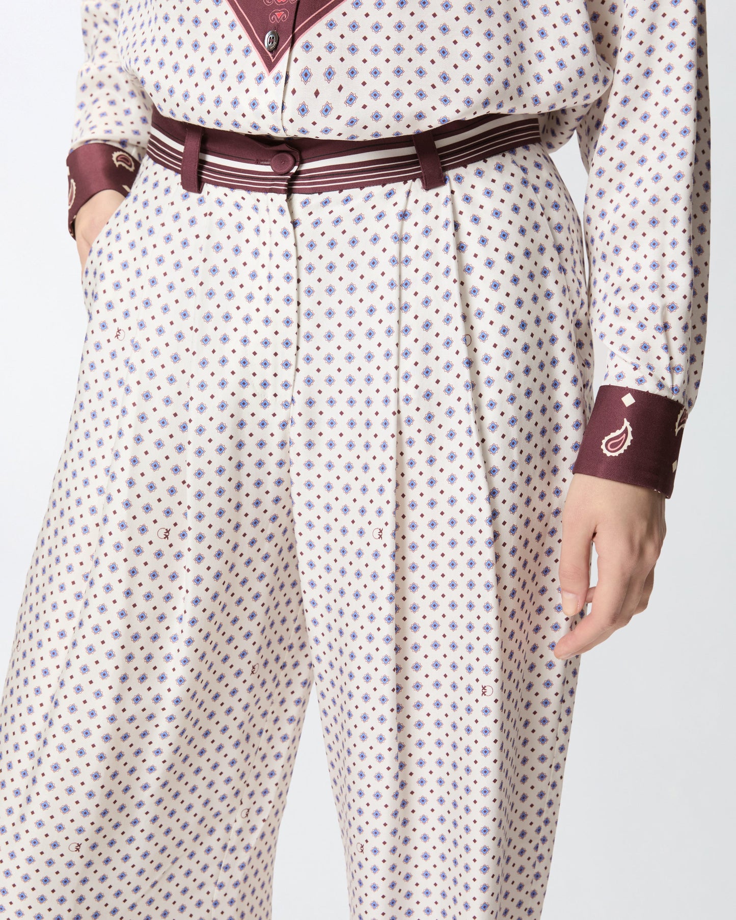 Trousers with tie motif
