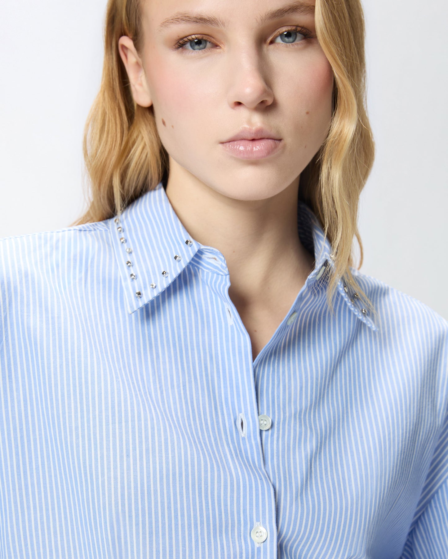 Cropped striped shirt with jewel collar