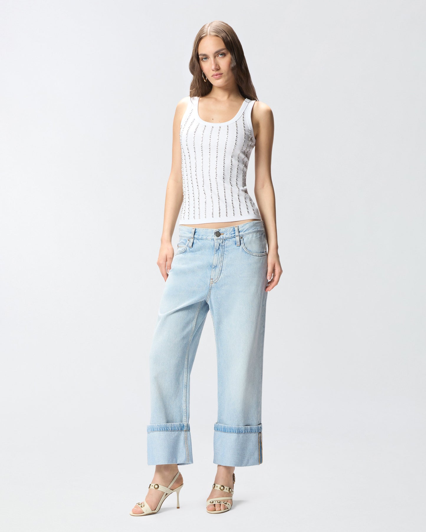 Cropped jeans with leather belt