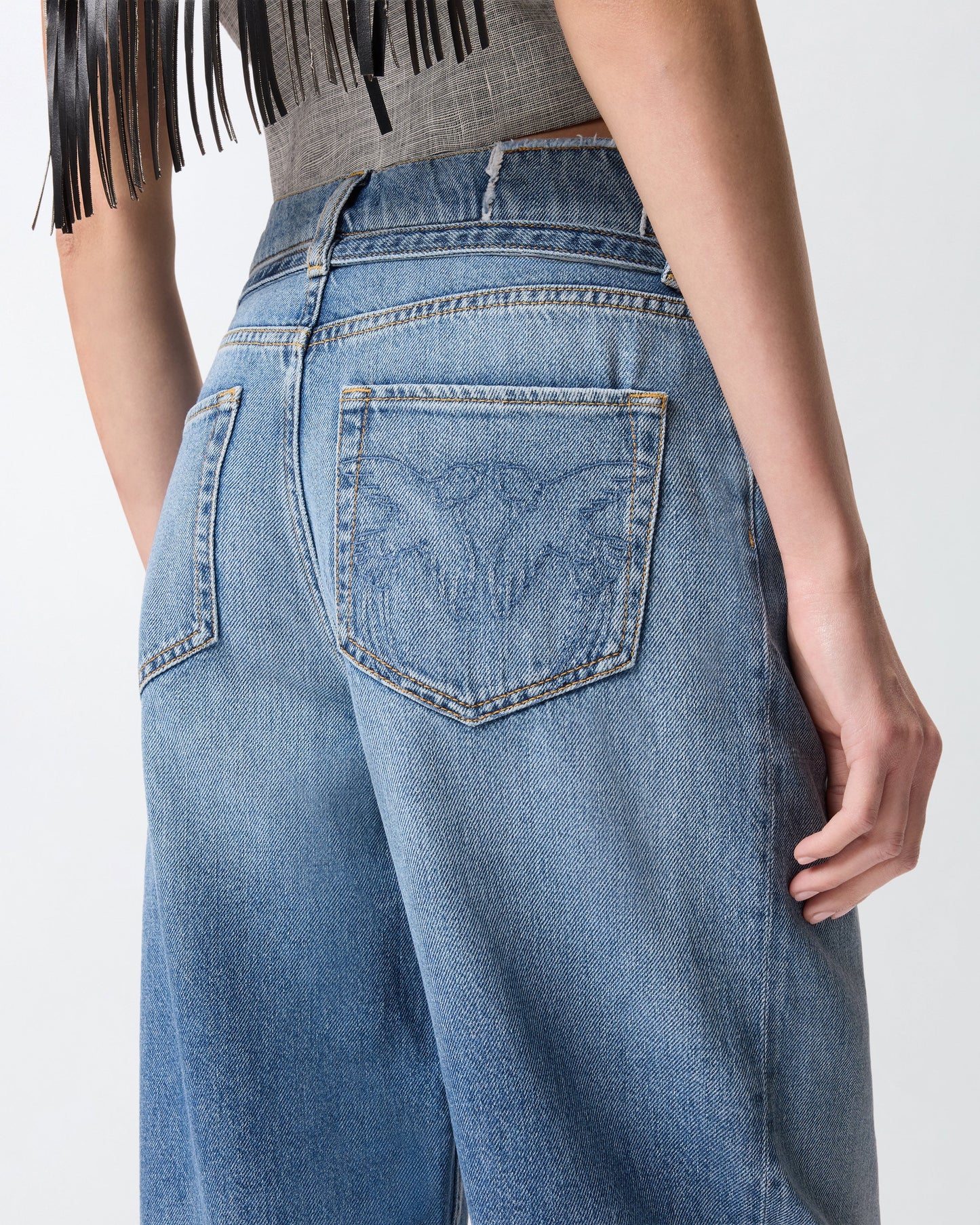 Balloon jeans with worn effect