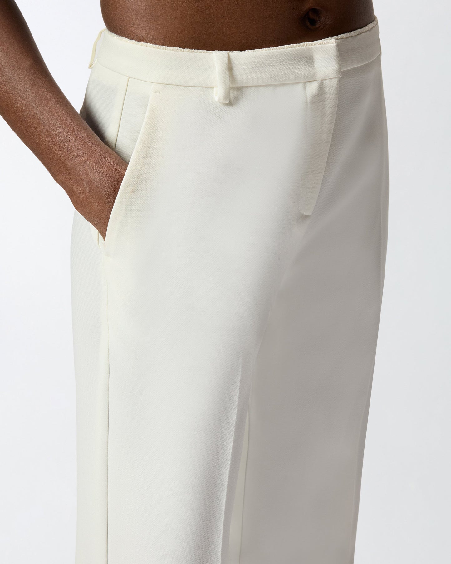 Trousers in canvas with pressed pleat detail