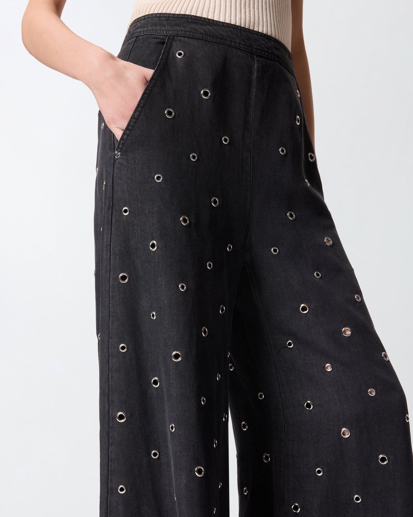 Wide-leg jeans in dark denim with eyelets