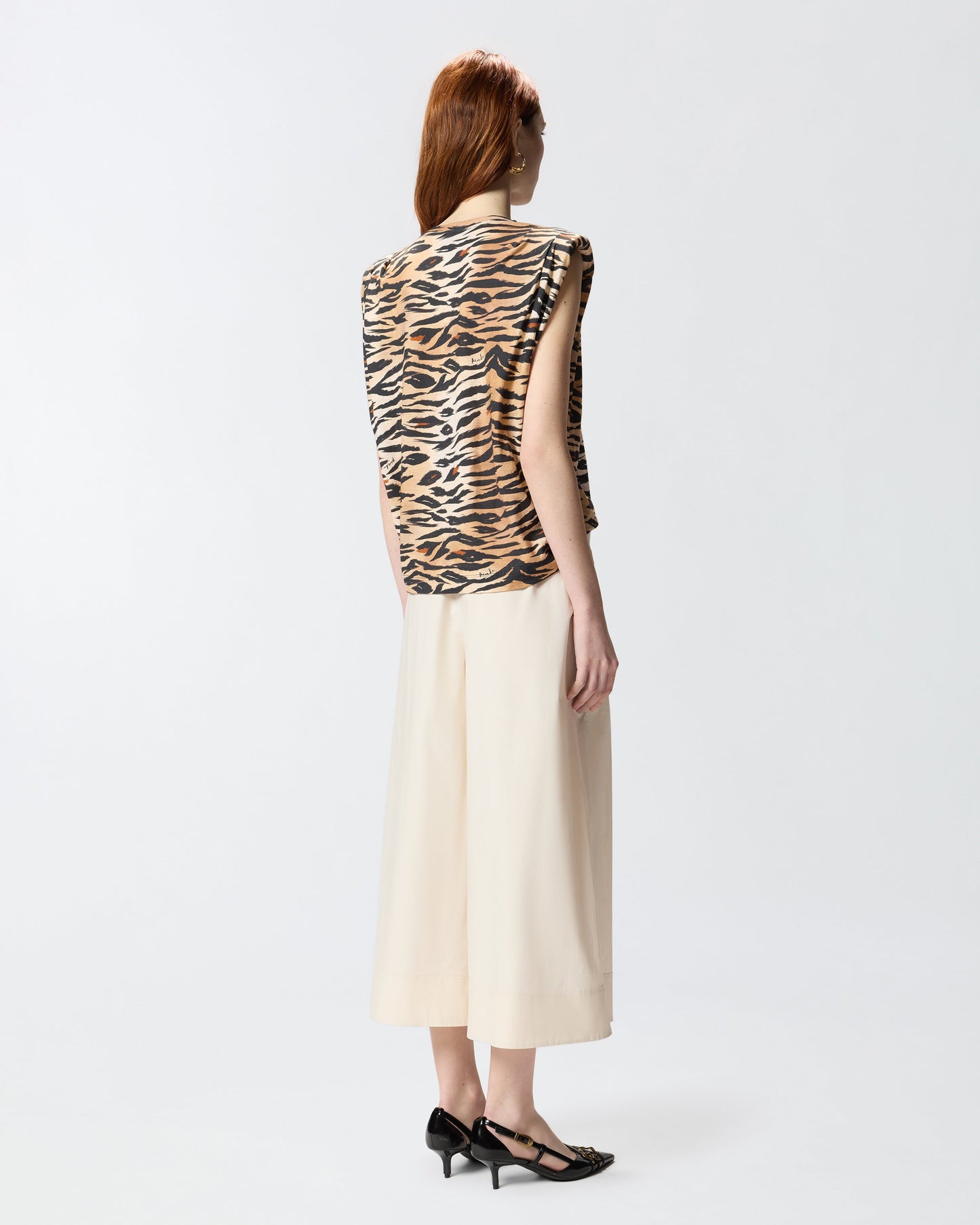 Sleeveless sweater with tiger print