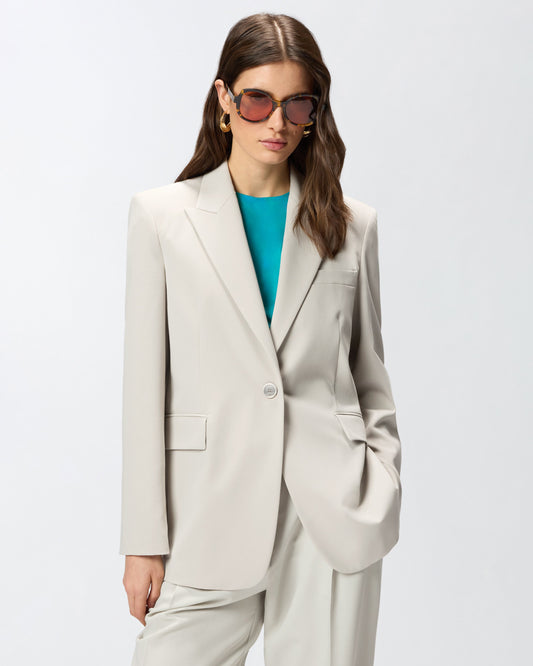 Fluid blazer with rear slit