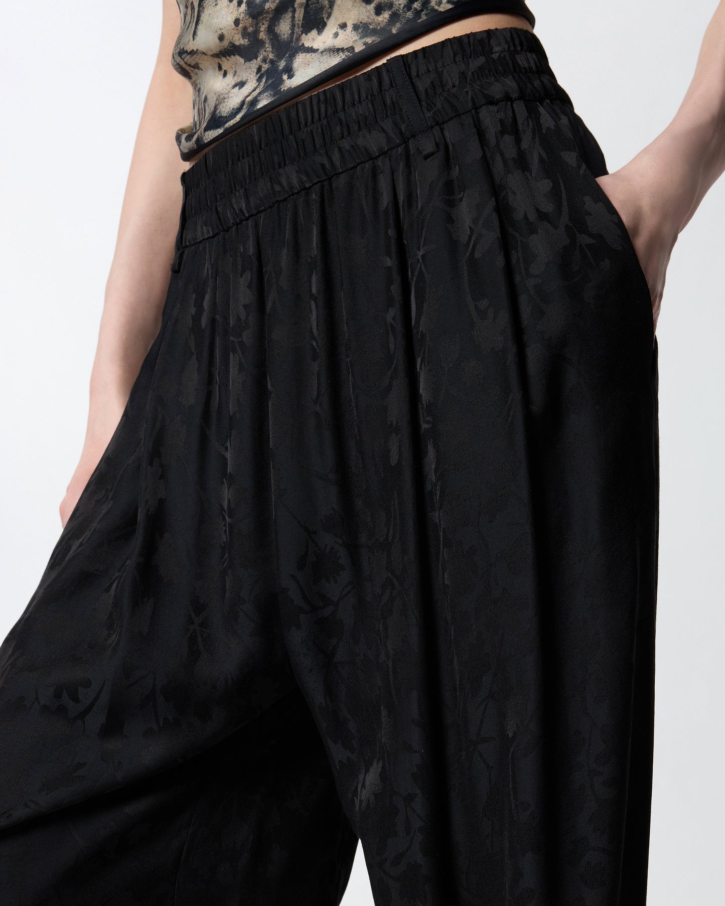Floral jacquard trousers