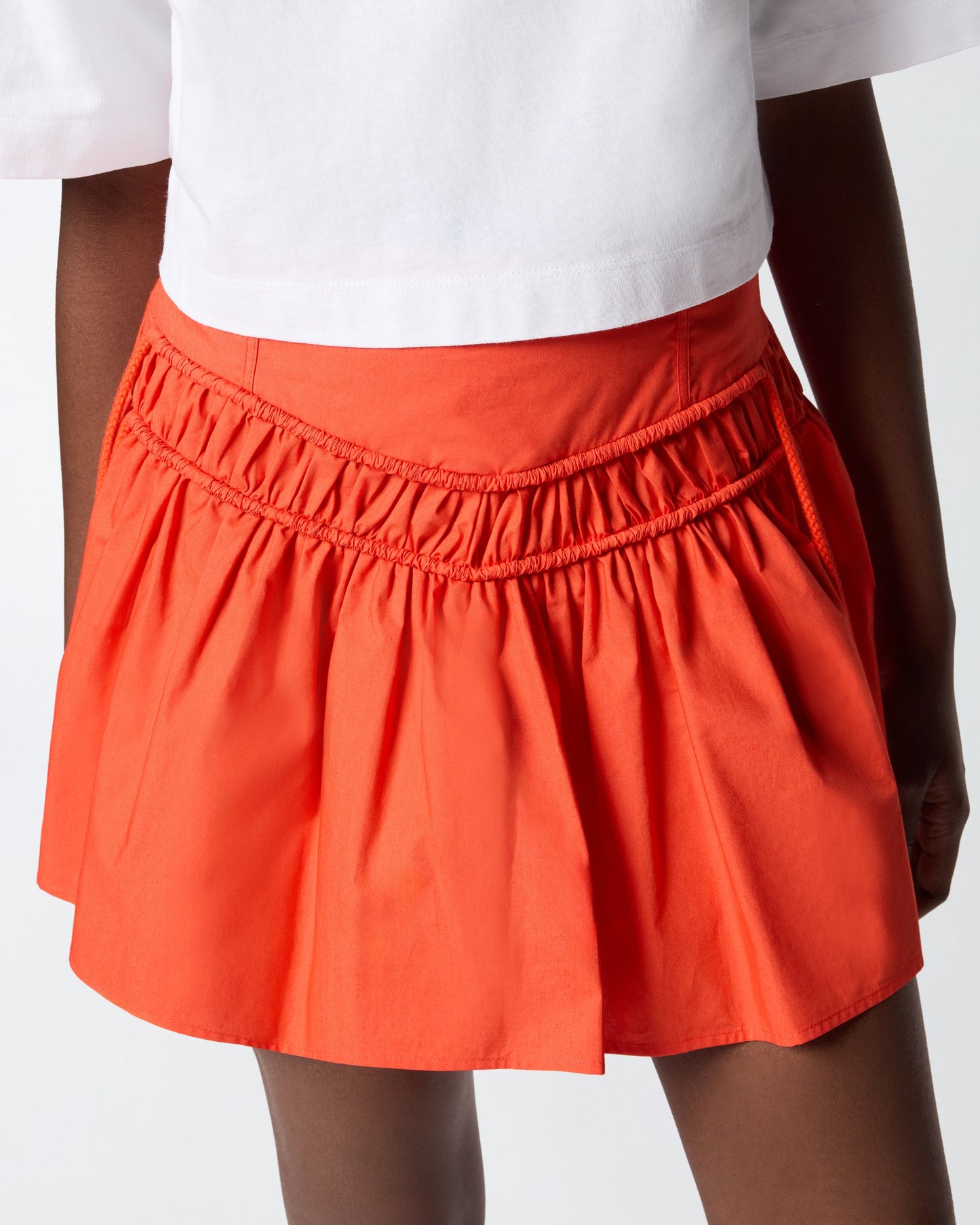 Short skirt with gathering and drawstring