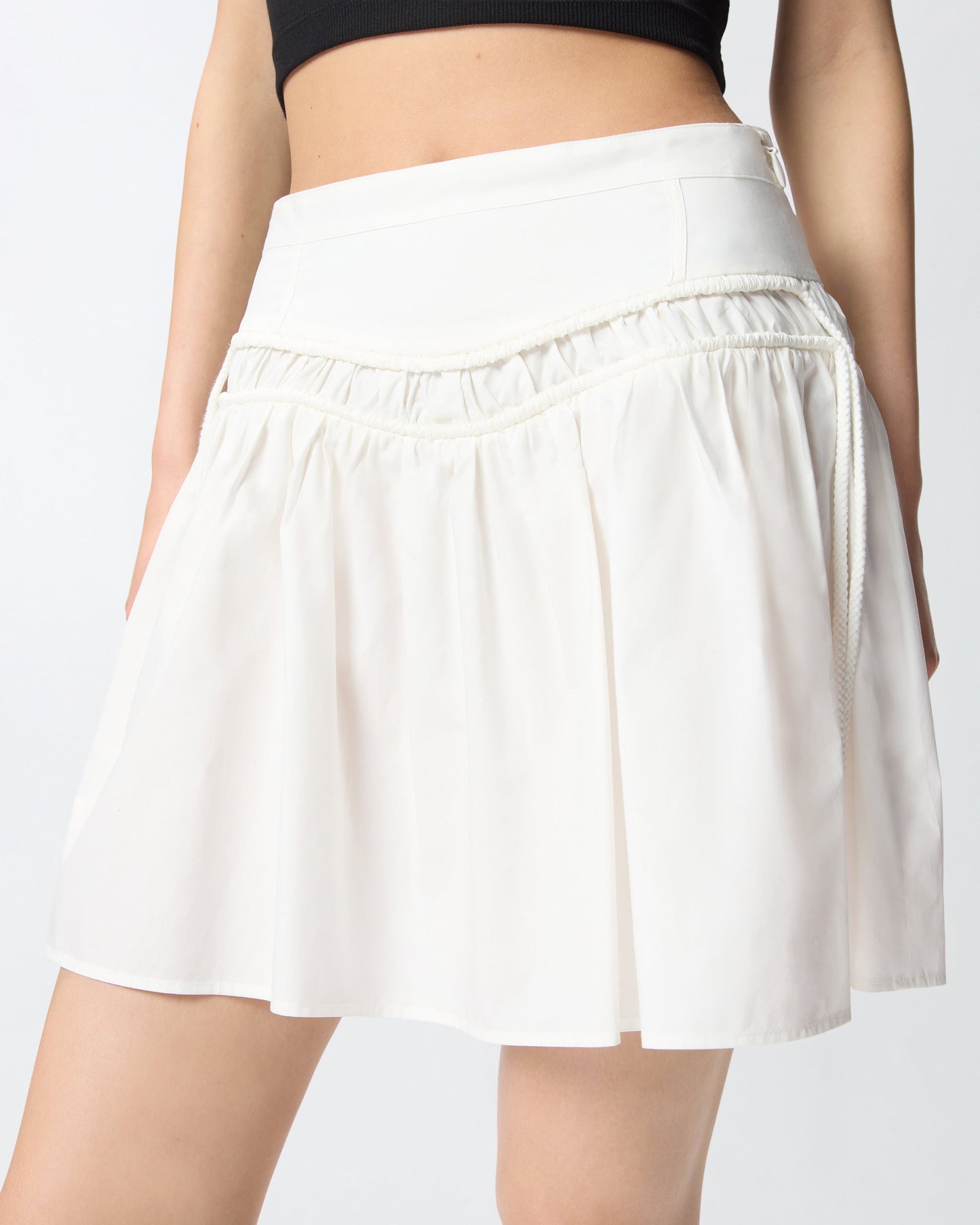 Short skirt with gathering and drawstring