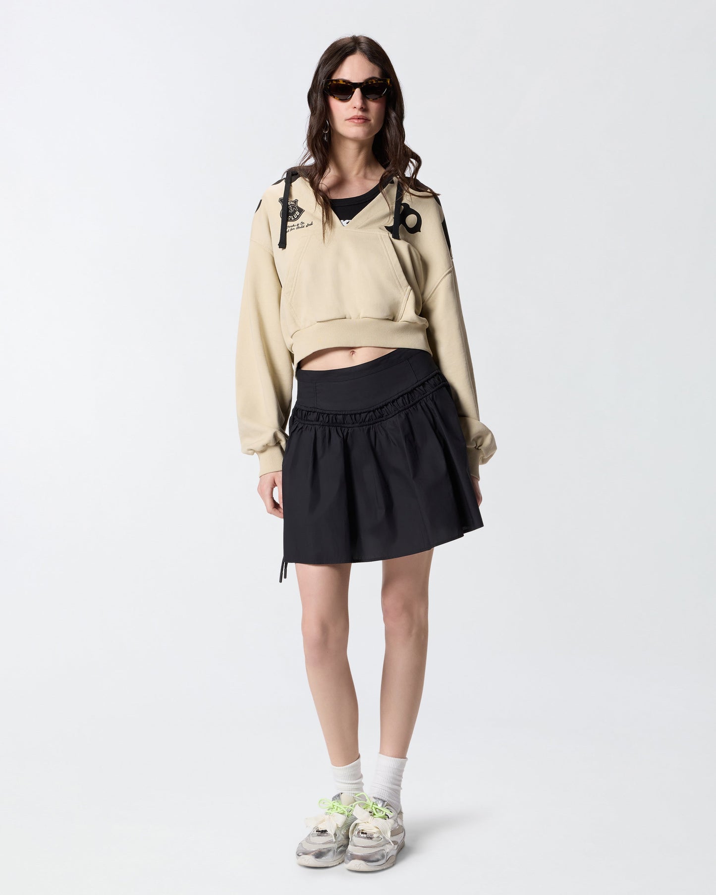 Short skirt with gathering and drawstring