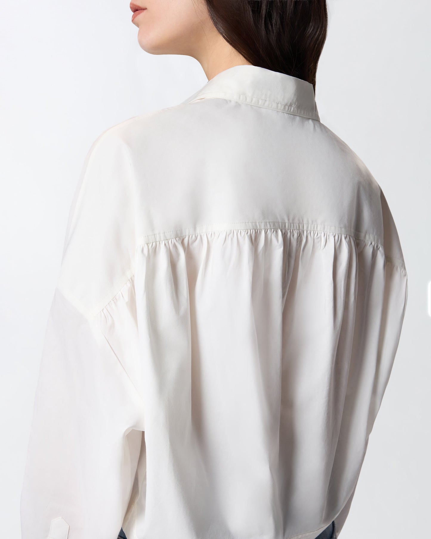 Cropped shirt with gathered back