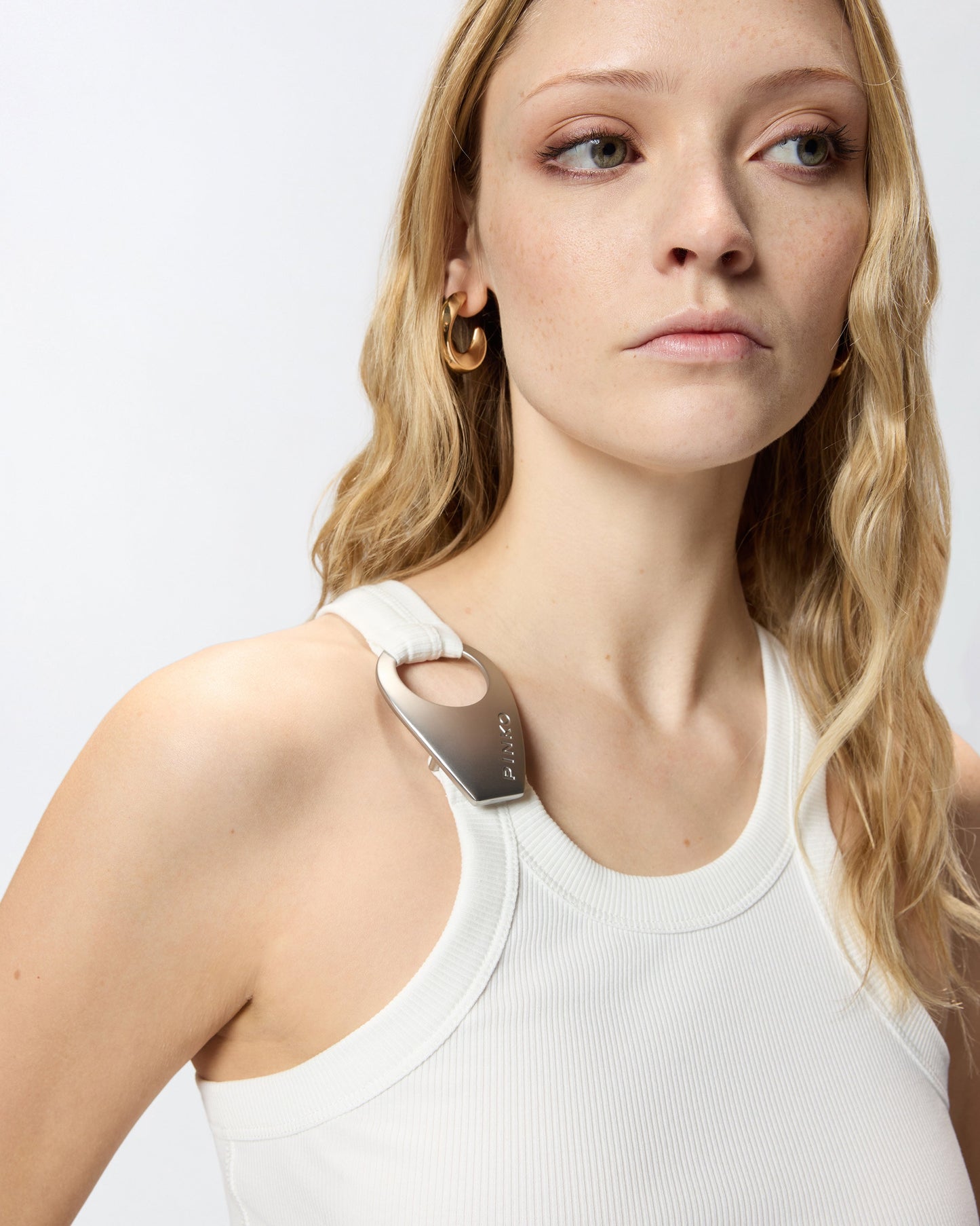 Vest top with pendant buckle