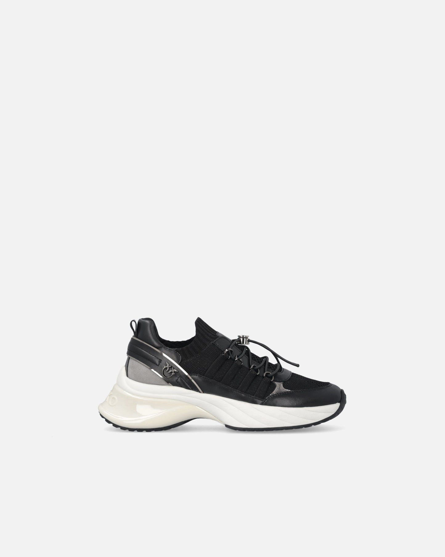 Knitted sneakers with laces and cord lock