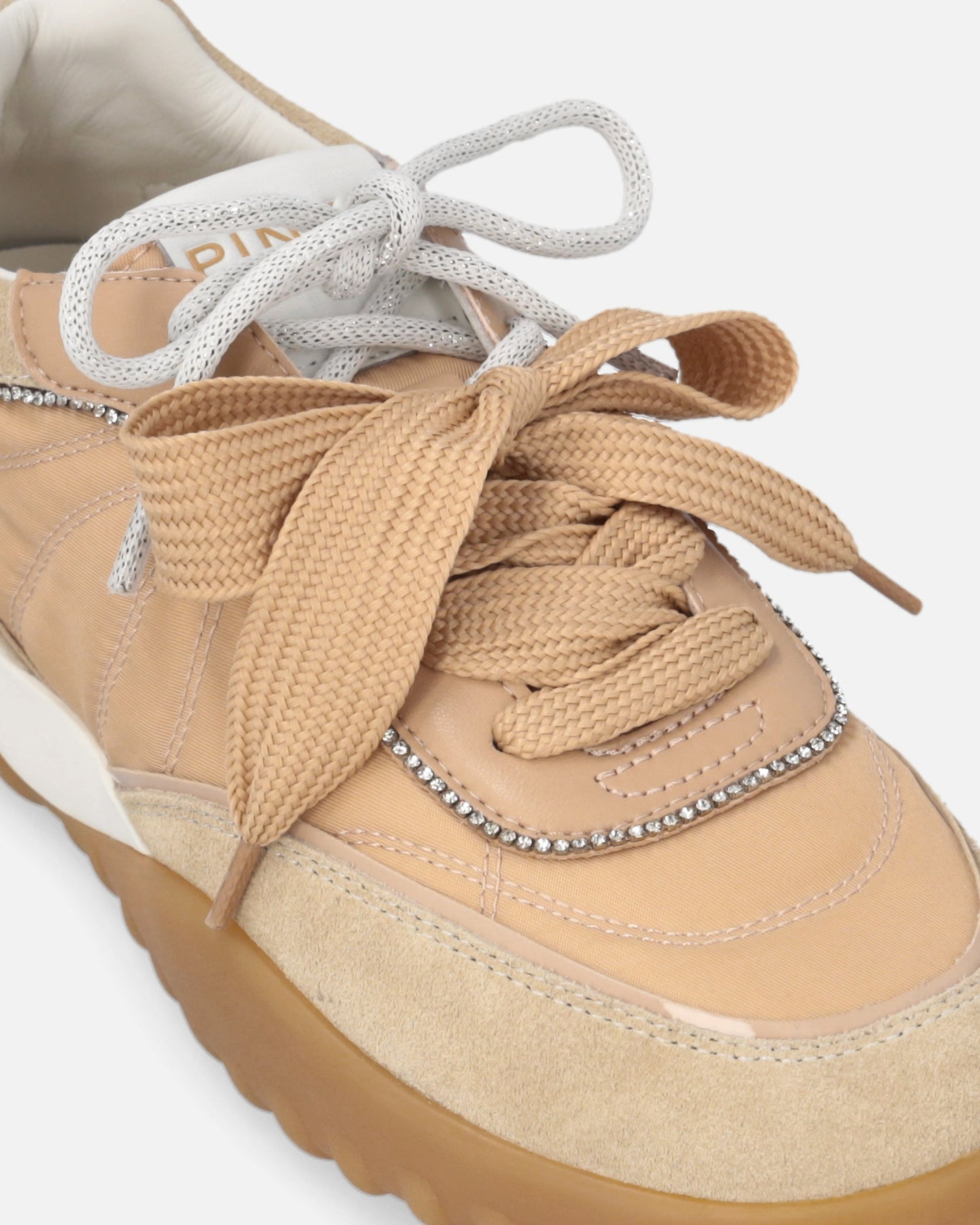 Sneakers with double laces